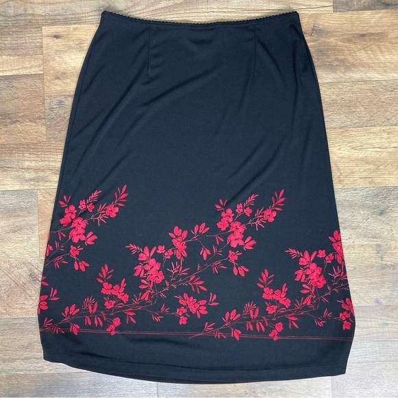 Express Black Skirt w/ Red Flowers Size M - Picture 2 of 8
